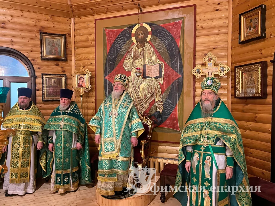 Группа священнослужителей в зелёных облачениях стоит у образа Христа на троне; внизу — водяной знак пресс-службы епархии